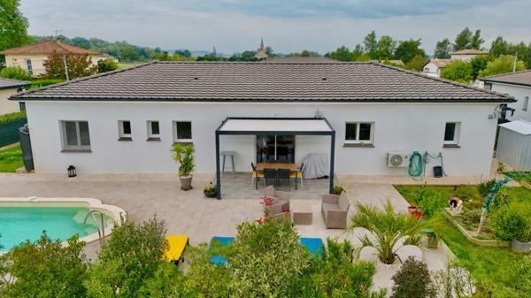 Villeneuve-sur-Lot maison contemporaine de 115 m² avec piscine sur un terrain de 800 m². Venez découvrir cette villa contemporaine construite en 2023, offrant confort, modernité et excellente performance énergétique (DPE A/A). Elle se compose d'une lumi , Villeneuve sur lot