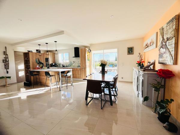 Villeneuve-sur-Lot maison contemporaine de 115 m² avec piscine sur un terrain de 800 m². Venez découvrir cette villa contemporaine construite en 2023, offrant confort, modernité et excellente performance énergétique (DPE A/A). Elle se compose d'une lumi , Villeneuve sur lot