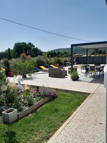 Villeneuve-sur-Lot maison contemporaine de 115 m² avec piscine sur un terrain de 800 m². Venez découvrir cette villa contemporaine construite en 2023, offrant confort, modernité et excellente performance énergétique (DPE A/A). Elle se compose d'une lumi , Villeneuve sur lot