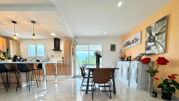 Villeneuve-sur-Lot maison contemporaine de 115 m² avec piscine sur un terrain de 800 m². Venez découvrir cette villa contemporaine construite en 2023, offrant confort, modernité et excellente performance énergétique (DPE A/A). Elle se compose d'une lumi , Villeneuve sur lot