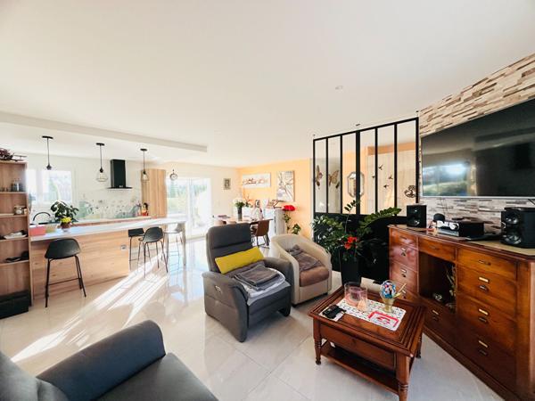 Villeneuve-sur-Lot maison contemporaine de 115 m² avec piscine sur un terrain de 800 m². Venez découvrir cette villa contemporaine construite en 2023, offrant confort, modernité et excellente performance énergétique (DPE A/A). Elle se compose d'une lumi , Villeneuve sur lot
