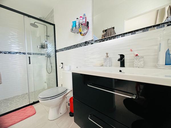 Villeneuve-sur-Lot maison contemporaine de 115 m² avec piscine sur un terrain de 800 m². Venez découvrir cette villa contemporaine construite en 2023, offrant confort, modernité et excellente performance énergétique (DPE A/A). Elle se compose d'une lumi , Villeneuve sur lot