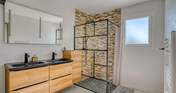 Villeneuve-sur-Lot maison contemporaine de 115 m² avec piscine sur un terrain de 800 m². Venez découvrir cette villa contemporaine construite en 2023, offrant confort, modernité et excellente performance énergétique (DPE A/A). Elle se compose d'une lumi , Villeneuve sur lot