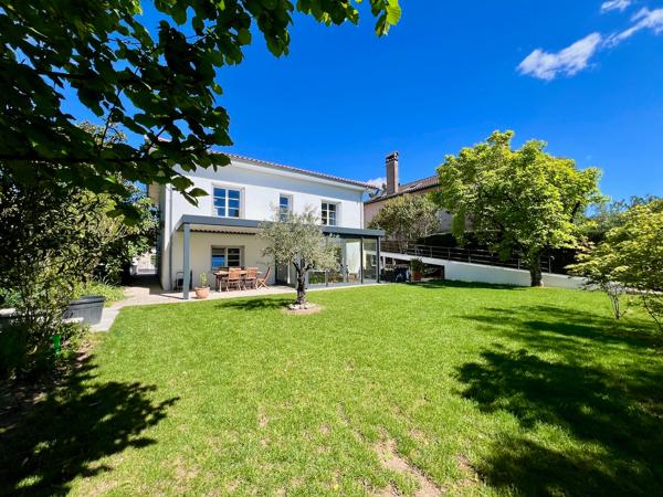 Dans un quartier privilégié de Villeneuve-sur-Lot, à quelques minutes à pied du centre-ville, venez découvrir cette charmante maison aux prestations de qualité, d'une surface habitable de 171,15 m² sur un terrain de plus de 700 m² situé en bordure du Lot. , Villeneuve sur lot