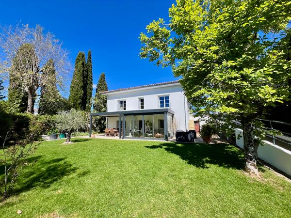 Dans un quartier privilégié de Villeneuve-sur-Lot, à quelques minutes à pied du centre-ville, venez découvrir cette charmante maison aux prestations de qualité, d'une surface habitable de 171,15 m² sur un terrain de plus de 700 m² situé en bordure du Lot. , Villeneuve sur lot