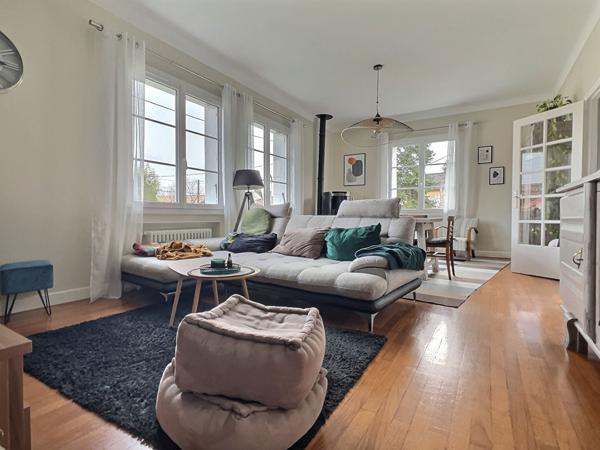 Dans un quartier privilégié de Villeneuve-sur-Lot, à quelques minutes à pied du centre-ville, venez découvrir cette charmante maison aux prestations de qualité, d'une surface habitable de 171,15 m² sur un terrain de plus de 700 m² situé en bordure du Lot. , Villeneuve sur lot