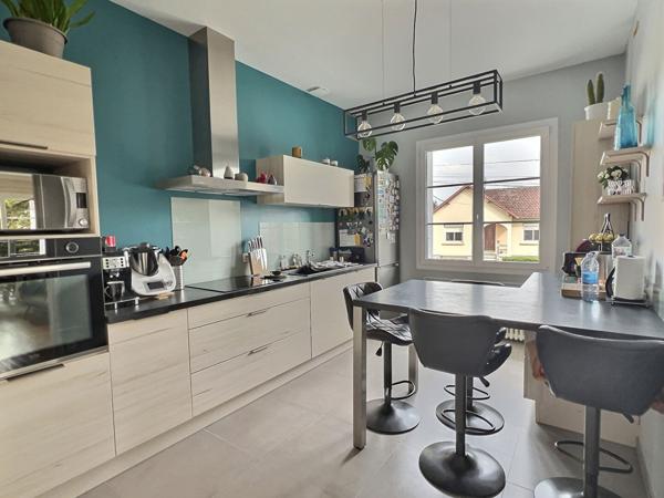 Dans un quartier privilégié de Villeneuve-sur-Lot, à quelques minutes à pied du centre-ville, venez découvrir cette charmante maison aux prestations de qualité, d'une surface habitable de 171,15 m² sur un terrain de plus de 700 m² situé en bordure du Lot. , Villeneuve sur lot