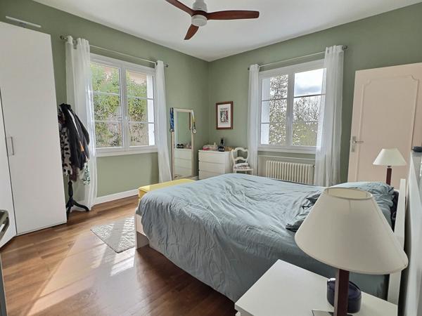 Dans un quartier privilégié de Villeneuve-sur-Lot, à quelques minutes à pied du centre-ville, venez découvrir cette charmante maison aux prestations de qualité, d'une surface habitable de 171,15 m² sur un terrain de plus de 700 m² situé en bordure du Lot. , Villeneuve sur lot