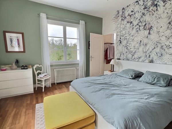 Dans un quartier privilégié de Villeneuve-sur-Lot, à quelques minutes à pied du centre-ville, venez découvrir cette charmante maison aux prestations de qualité, d'une surface habitable de 171,15 m² sur un terrain de plus de 700 m² situé en bordure du Lot. , Villeneuve sur lot
