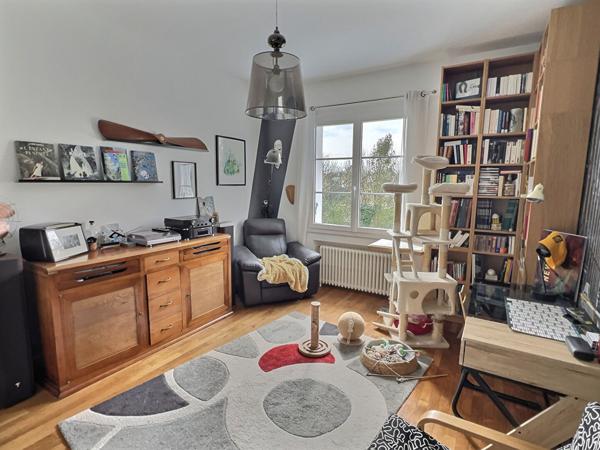 Dans un quartier privilégié de Villeneuve-sur-Lot, à quelques minutes à pied du centre-ville, venez découvrir cette charmante maison aux prestations de qualité, d'une surface habitable de 171,15 m² sur un terrain de plus de 700 m² situé en bordure du Lot. , Villeneuve sur lot