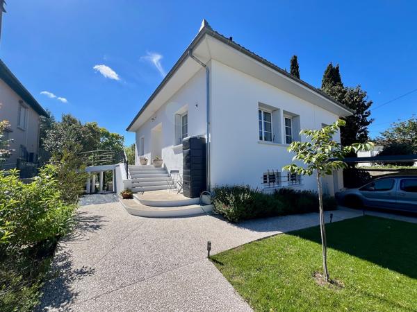 Dans un quartier privilégié de Villeneuve-sur-Lot, à quelques minutes à pied du centre-ville, venez découvrir cette charmante maison aux prestations de qualité, d'une surface habitable de 171,15 m² sur un terrain de plus de 700 m² situé en bordure du Lot. , Villeneuve sur lot