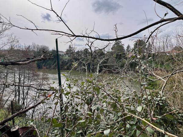 Dans un quartier privilégié de Villeneuve-sur-Lot, à quelques minutes à pied du centre-ville, venez découvrir cette charmante maison aux prestations de qualité, d'une surface habitable de 171,15 m² sur un terrain de plus de 700 m² situé en bordure du Lot. , Villeneuve sur lot