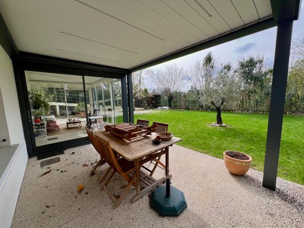Dans un quartier privilégié de Villeneuve-sur-Lot, à quelques minutes à pied du centre-ville, venez découvrir cette charmante maison aux prestations de qualité, d'une surface habitable de 171,15 m² sur un terrain de plus de 700 m² situé en bordure du Lot. , Villeneuve sur lot