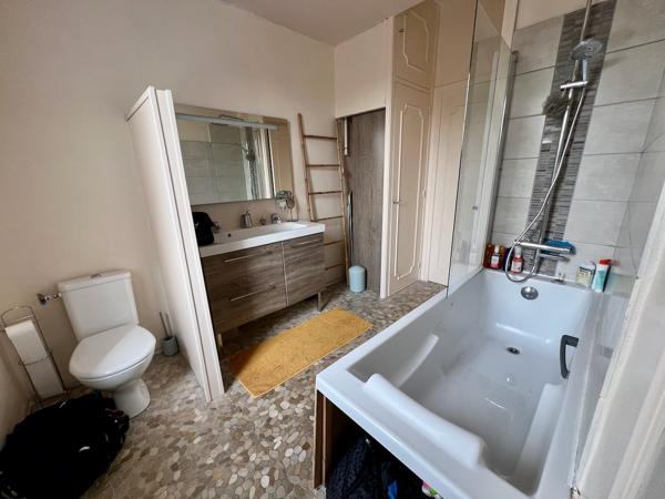 Dans un quartier privilégié de Villeneuve-sur-Lot, à quelques minutes à pied du centre-ville, venez découvrir cette charmante maison aux prestations de qualité, d'une surface habitable de 171,15 m² sur un terrain de plus de 700 m² situé en bordure du Lot. , Villeneuve sur lot