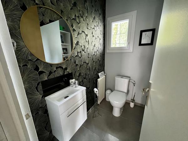 Dans un quartier privilégié de Villeneuve-sur-Lot, à quelques minutes à pied du centre-ville, venez découvrir cette charmante maison aux prestations de qualité, d'une surface habitable de 171,15 m² sur un terrain de plus de 700 m² situé en bordure du Lot. , Villeneuve sur lot