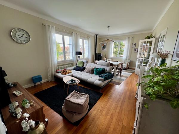 Dans un quartier privilégié de Villeneuve-sur-Lot, à quelques minutes à pied du centre-ville, venez découvrir cette charmante maison aux prestations de qualité, d'une surface habitable de 171,15 m² sur un terrain de plus de 700 m² situé en bordure du Lot. , Villeneuve sur lot