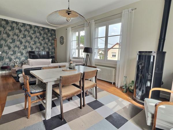 Dans un quartier privilégié de Villeneuve-sur-Lot, à quelques minutes à pied du centre-ville, venez découvrir cette charmante maison aux prestations de qualité, d'une surface habitable de 171,15 m² sur un terrain de plus de 700 m² situé en bordure du Lot. , Villeneuve sur lot