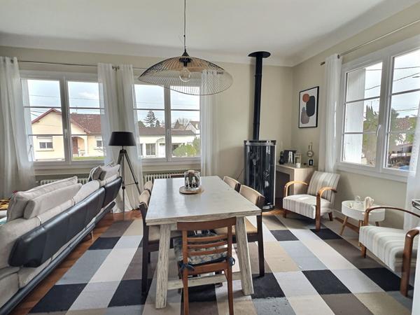 Dans un quartier privilégié de Villeneuve-sur-Lot, à quelques minutes à pied du centre-ville, venez découvrir cette charmante maison aux prestations de qualité, d'une surface habitable de 171,15 m² sur un terrain de plus de 700 m² situé en bordure du Lot. , Villeneuve sur lot