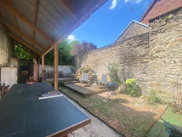 EN EXCLUSIVITE ! Maison de ville de caractère, 248m², 6 chambres, avec cour 153 500 €