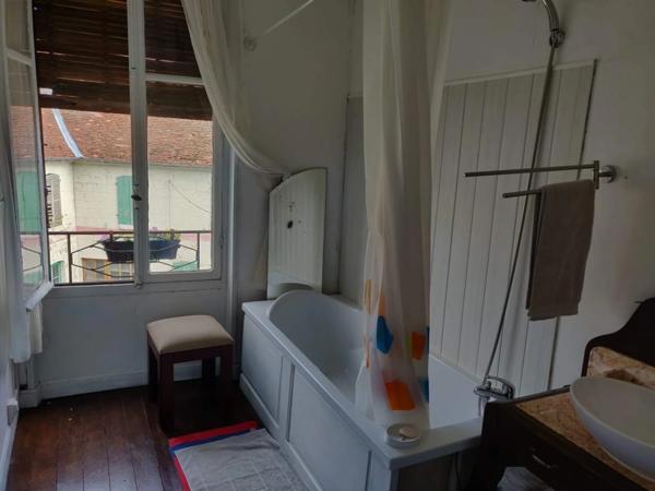 EN EXCLUSIVITE ! Maison de ville de caractère, 248m², 6 chambres, avec cour 153 500 €