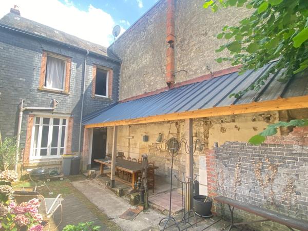 EN EXCLUSIVITE ! Maison de ville de caractère, 248m², 6 chambres, avec cour 153 500 €