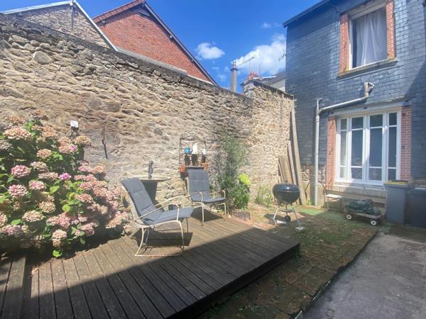 EN EXCLUSIVITE ! Maison de ville de caractère, 248m², 6 chambres, avec cour 153 500 €