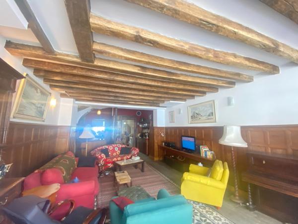 EN EXCLUSIVITE ! Maison de ville de caractère, 248m², 6 chambres, avec cour 153 500 €