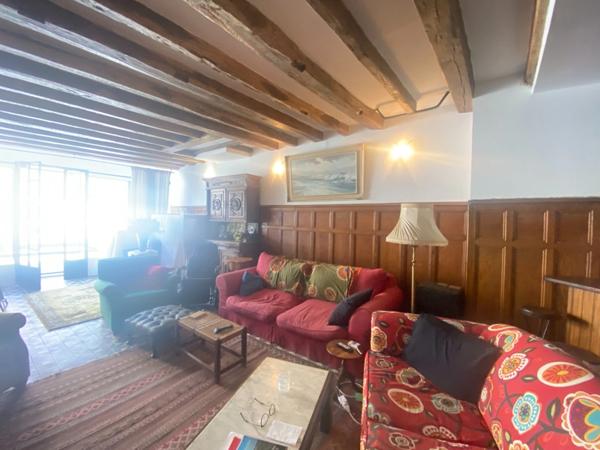 EN EXCLUSIVITE ! Maison de ville de caractère, 248m², 6 chambres, avec cour 153 500 €