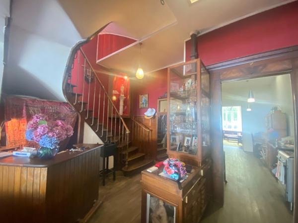 EN EXCLUSIVITE ! Maison de ville de caractère, 248m², 6 chambres, avec cour 153 500 €