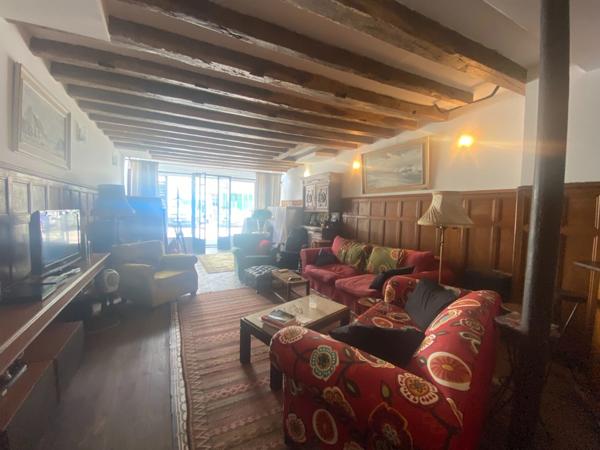 EN EXCLUSIVITE ! Maison de ville de caractère, 248m², 6 chambres, avec cour 153 500 €