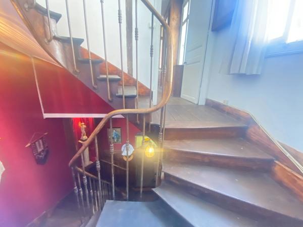 EN EXCLUSIVITE ! Maison de ville de caractère, 248m², 6 chambres, avec cour 153 500 €