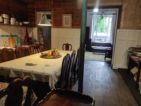 EN EXCLUSIVITE ! Maison de ville de caractère, 248m², 6 chambres, avec cour 153 500 €