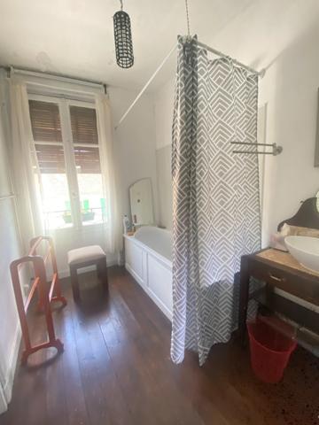 EN EXCLUSIVITE ! Maison de ville de caractère, 248m², 6 chambres, avec cour 153 500 €