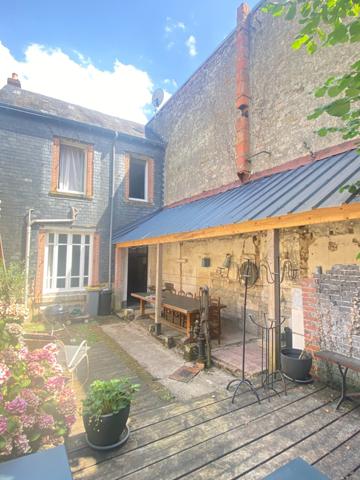 EN EXCLUSIVITE ! Maison de ville de caractère, 248m², 6 chambres, avec cour 153 500 €