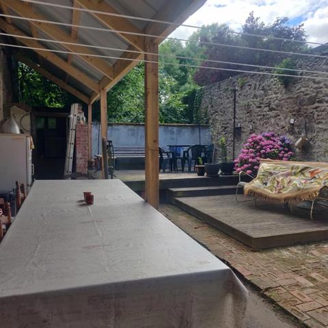 EN EXCLUSIVITE ! Maison de ville de caractère, 248m², 6 chambres, avec cour 153 500 €