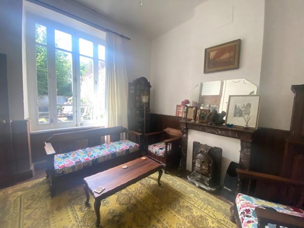 EN EXCLUSIVITE ! Maison de ville de caractère, 248m², 6 chambres, avec cour 153 500 €