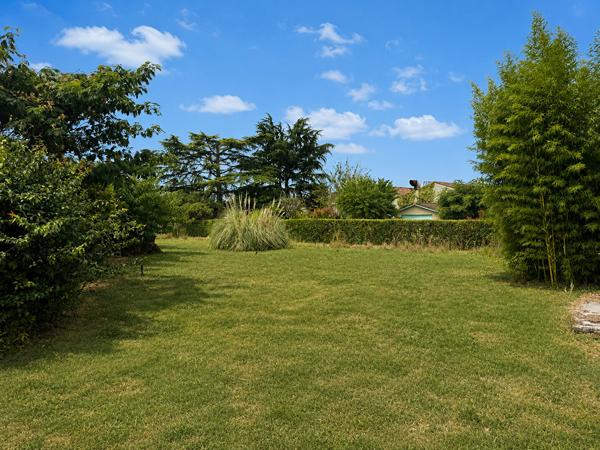 47550 BOE Terrain constructible de 330m² à Boé