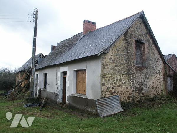Une maison avec divers bâtiments à rénover sur environ 2046 m² de terrain