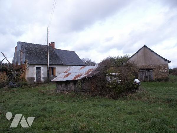 Une maison avec divers bâtiments à rénover sur environ 2046 m² de terrain