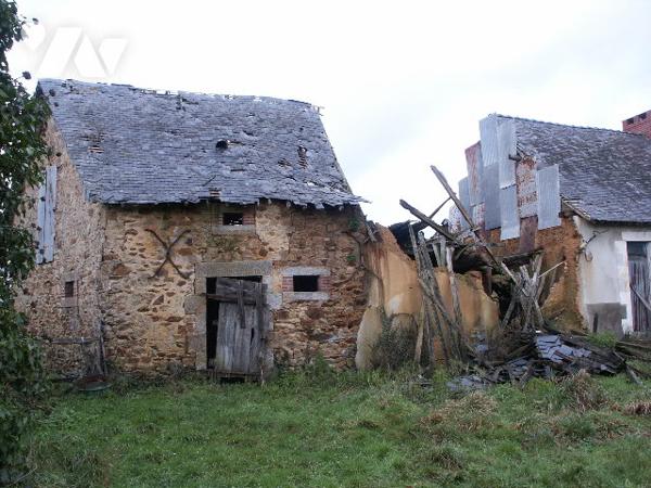 Une maison avec divers bâtiments à rénover sur environ 2046 m² de terrain