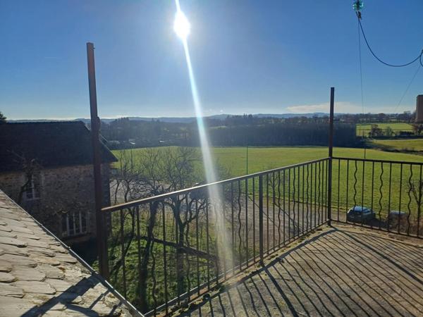 Situé en plein centre de Lanuéjouls , cet immeuble offre un emplacement idéal dans une commune dynamique à 20mn de Villefranche de Rouergue, 35mn de Figeac et Rodez.