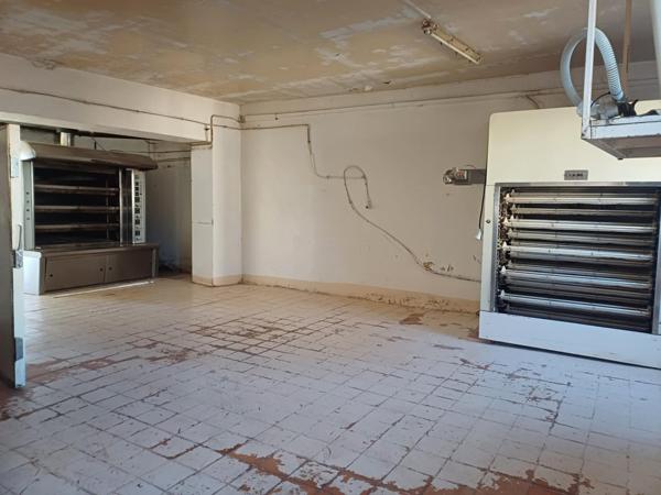 Situé en plein centre de Lanuéjouls , cet immeuble offre un emplacement idéal dans une commune dynamique à 20mn de Villefranche de Rouergue, 35mn de Figeac et Rodez.