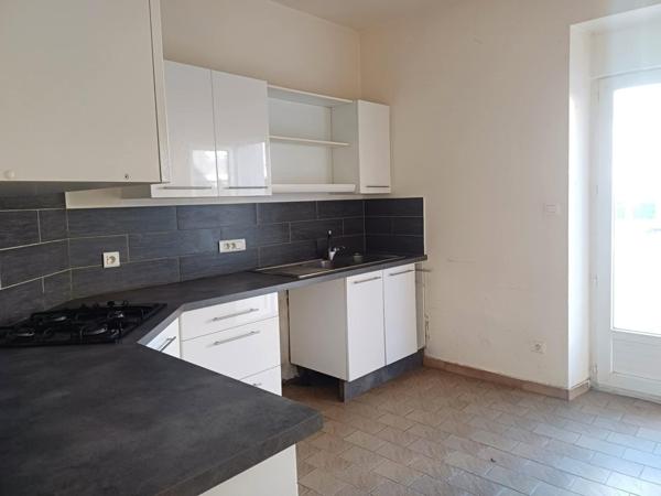 Situé en plein centre de Lanuéjouls , cet immeuble offre un emplacement idéal dans une commune dynamique à 20mn de Villefranche de Rouergue, 35mn de Figeac et Rodez.