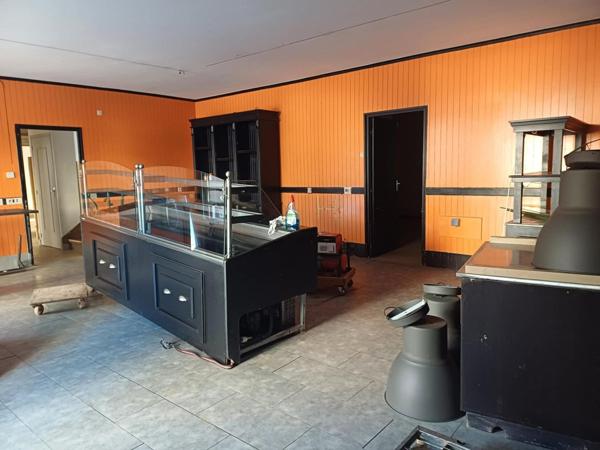 Situé en plein centre de Lanuéjouls , cet immeuble offre un emplacement idéal dans une commune dynamique à 20mn de Villefranche de Rouergue, 35mn de Figeac et Rodez.