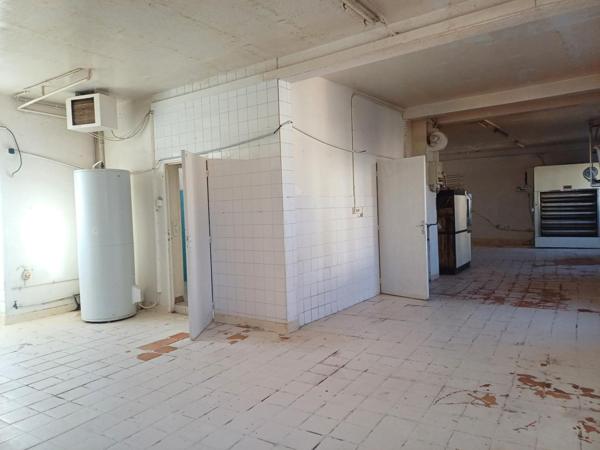 Situé en plein centre de Lanuéjouls , cet immeuble offre un emplacement idéal dans une commune dynamique à 20mn de Villefranche de Rouergue, 35mn de Figeac et Rodez.