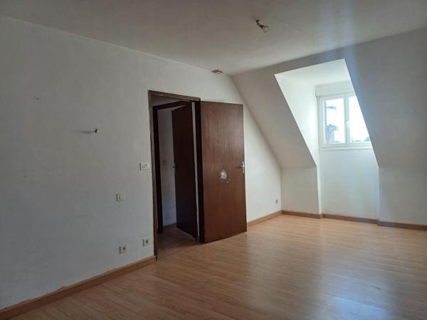 Situé en plein centre de Lanuéjouls , cet immeuble offre un emplacement idéal dans une commune dynamique à 20mn de Villefranche de Rouergue, 35mn de Figeac et Rodez.