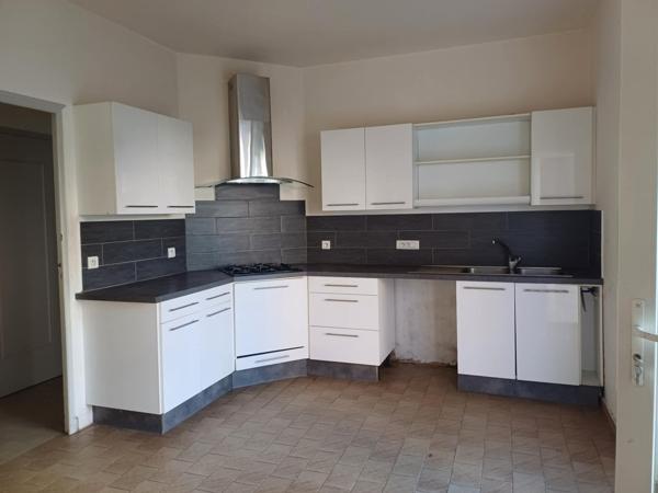 Situé en plein centre de Lanuéjouls , cet immeuble offre un emplacement idéal dans une commune dynamique à 20mn de Villefranche de Rouergue, 35mn de Figeac et Rodez.