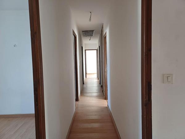 Situé en plein centre de Lanuéjouls , cet immeuble offre un emplacement idéal dans une commune dynamique à 20mn de Villefranche de Rouergue, 35mn de Figeac et Rodez.