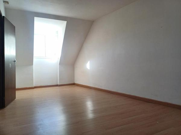 Situé en plein centre de Lanuéjouls , cet immeuble offre un emplacement idéal dans une commune dynamique à 20mn de Villefranche de Rouergue, 35mn de Figeac et Rodez.