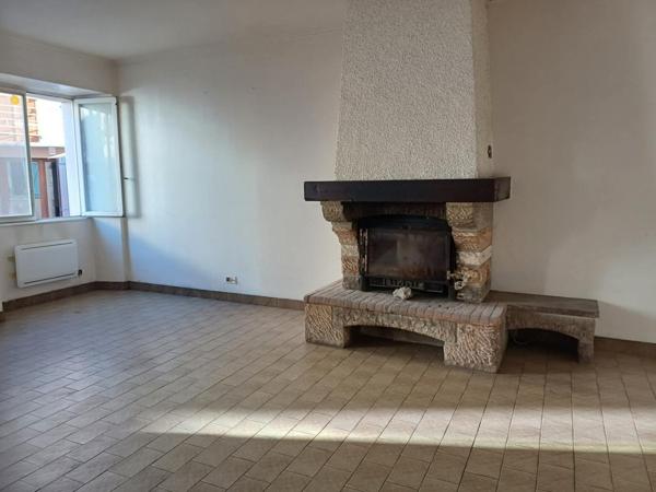 Situé en plein centre de Lanuéjouls , cet immeuble offre un emplacement idéal dans une commune dynamique à 20mn de Villefranche de Rouergue, 35mn de Figeac et Rodez.